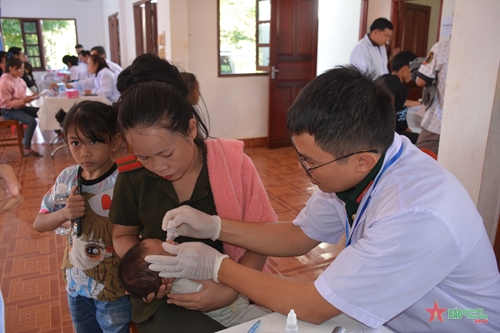 Quân y hai nước Việt Nam-Lào phối hợp khám bệnh, cấp thuốc miễn phí cho nhân dân khu vực biên giới